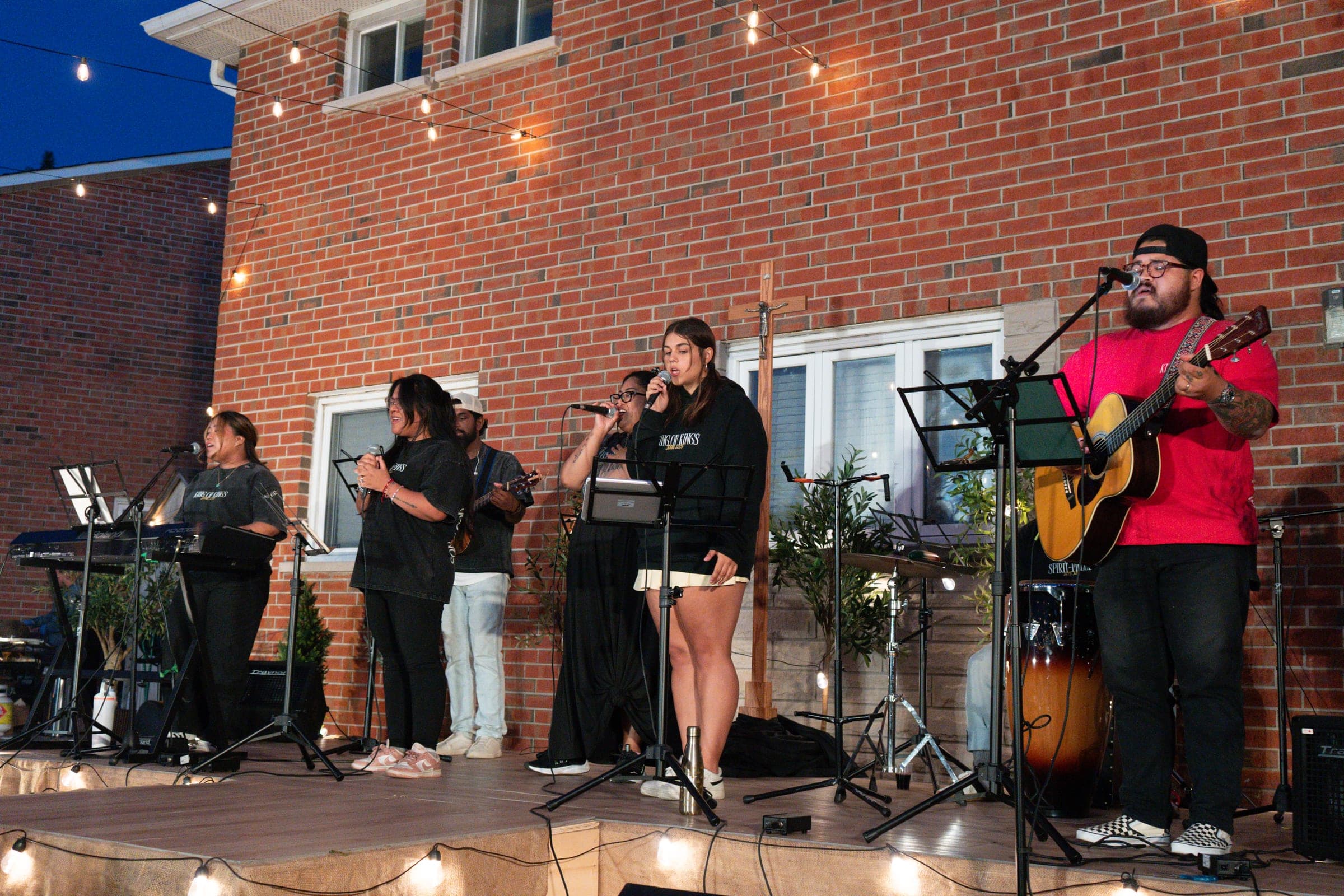 Singers and guitar on the patio stage